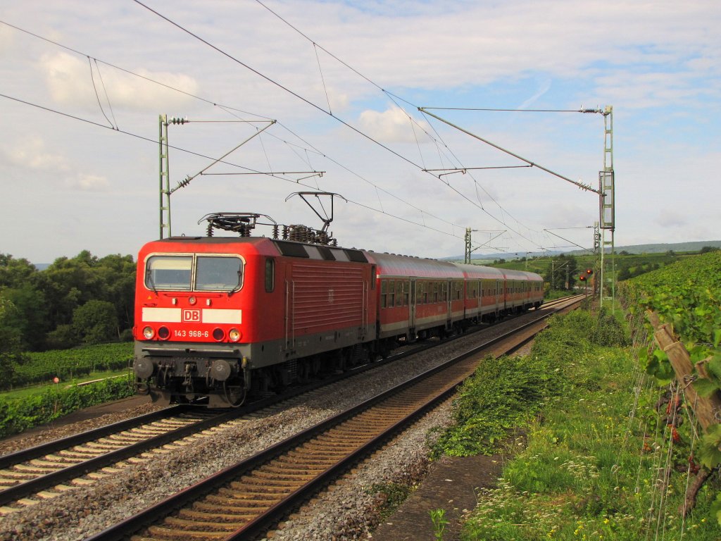 Noch bis Dezember 2010 fahren die Nahverkehrszge der DB am rechten Rhein zwischen Wiesbaden und Koblenz. Dann werden sie durch die FLIRTS´s von VIAS abgelst. Gestern Vormittag zog 143 968-6 ihre RB 15519 von Koblenz Hbf nach Wiesbaden Hbf, durch das sonnige Rheingau bei Erbach; 25.08.2010