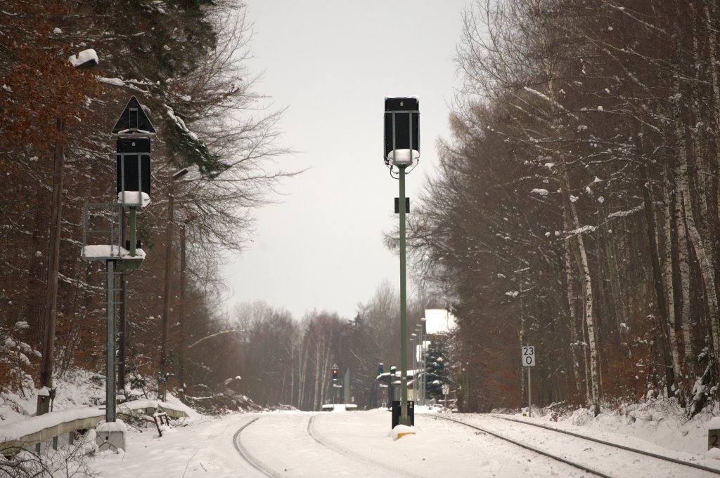 Noch ist der Blick auf den Bahnhof Neukirch (Lausitz) West frei, in wenigen Augenblicken wird ein durchfahrender Zug  mchtig viel Schnee aufwirbeln.
09.12.2012 gegen 12:18 Uhr.