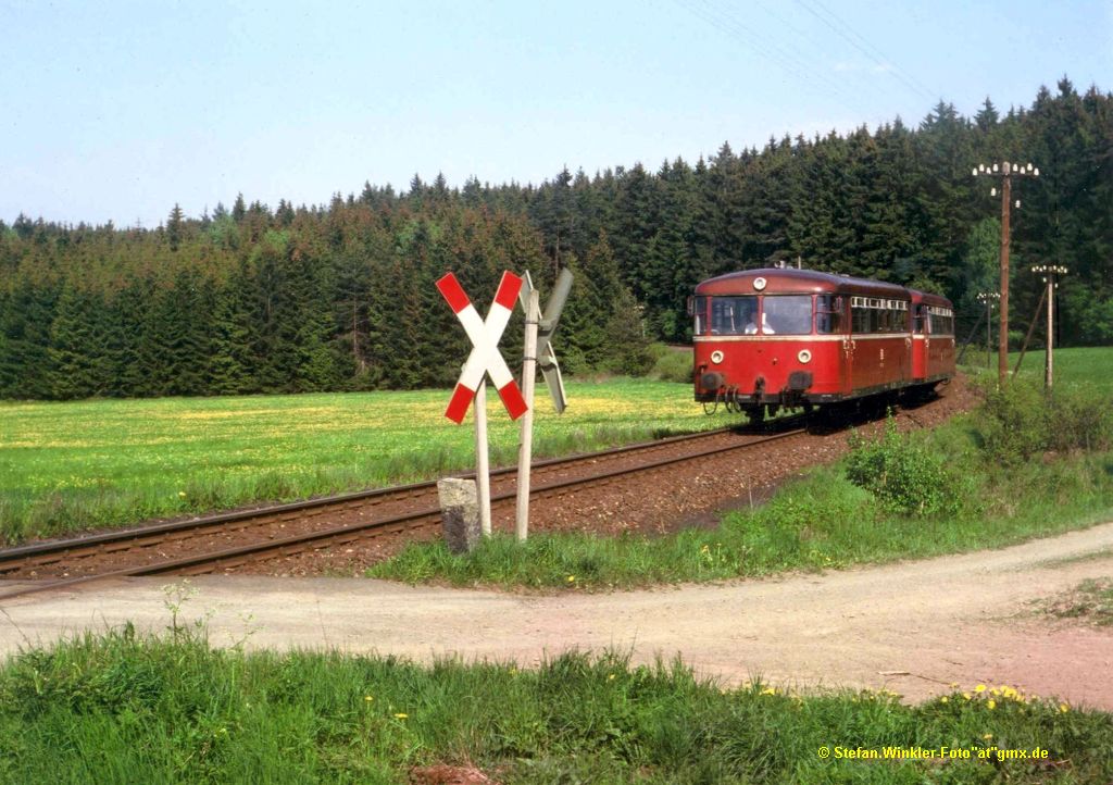 Noch ein Abschiedsbild zum aktuellen Verlust der Freileitung auf der KBS 857, die ja letzte Woche demontiert wurde: Ein 798/796 kommt von Köditz her aus dem Wald, Mai 1993. Es waren die letzten Einsatztage des Uerdingers auf Hof - Bad Steben.