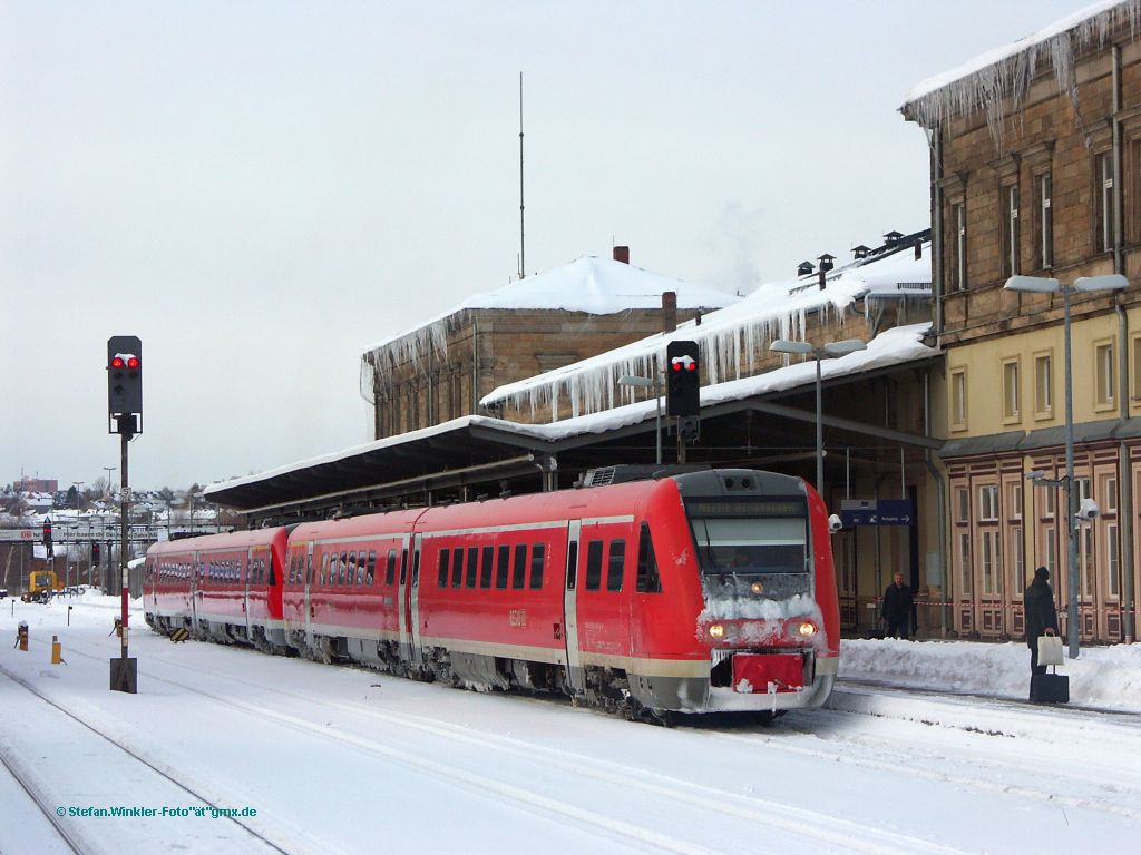 Noch ein Bild vom Nachmittag des 10.12.2010: Doppelgarnitur 612 als IRE angekommen in Hof Hbf. Zug endete hier und wird gleich gen Bw entschwinden. Man achte auf die Eisbildung an der Traufe des Daches vom EG. Fr�her war das Bahnsteigdach l�nger, heutzutage sperrt man den Bereich entlang des Geb�udes, damit keiner erschlagen wird wenn was runter kommt. Auch das ist rechts zu erkennen....