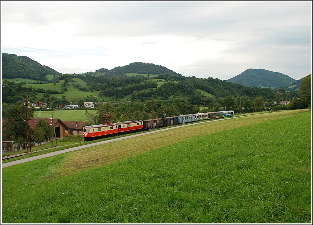 Noch ein Bild von der Probefahrt der 1099 011 am 27.August 2010. Die Zuglok 1099.002 und die 1099 011 als Vorspann-/Probelok bringen den R 6805 nach Mariazell. Hier bei Kirchberg.