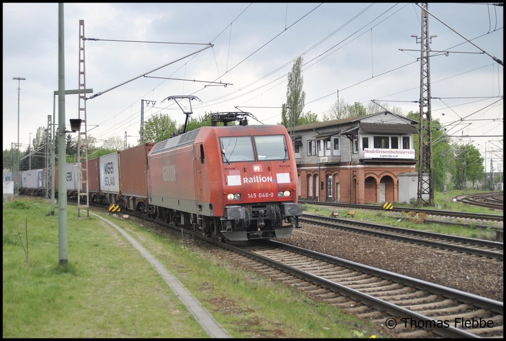 Noch ein Bildchen mit den sch�nen Lampen in Lehrte. 145 046-9 im Lehrte am 30.04.10