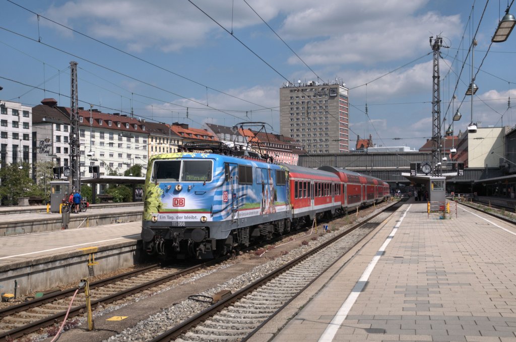 Noch ein bisschen frontaler: 111 066 am 17.05.12 mit der RB nach Mittenwald in M�nchen Hbf