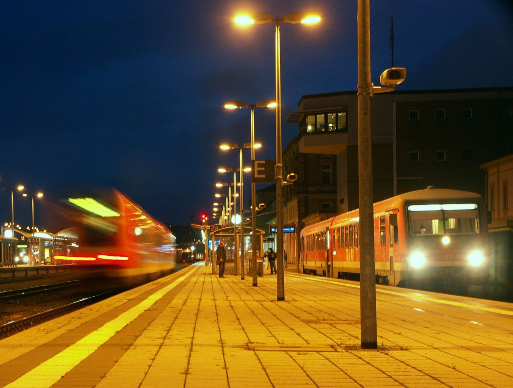 Noch ein Blick auf den 628 237, der bald nach Selb Stadt rausfahren wird. Abfahrbereit in Hof Hbf also, während links auf Gleis 2 der Dresdener 612er reinrollt. Foto 8.11.2010.
