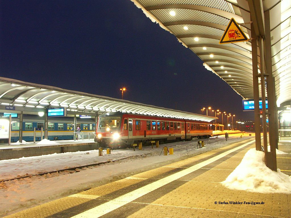 Noch ein Blick auf 628 426 der alsbald in Hof Hbf, wo die Aufnahme am 22.12.2010 entstand, nach M�nchberg abfahren wird. Hinten geht der Blick zu einem rangierenden Alex-Wagenzug.