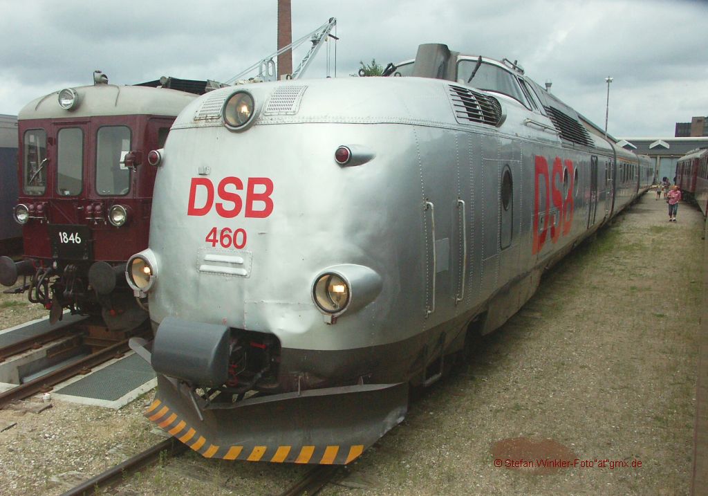 Noch ein Blick aus erhhter Pos. auf das MA-Schmuckstck im Eisenbahnmuseum Odense- links daneben der sog. schwarze Blitzzug MO, mit dem man frher Ersatzgarnituren fuhr, wenn die roten Schnelltriebwagen ausfielen... August 2010, whrend des Jubilums 75 Jahre Schnellverkehr in DK.