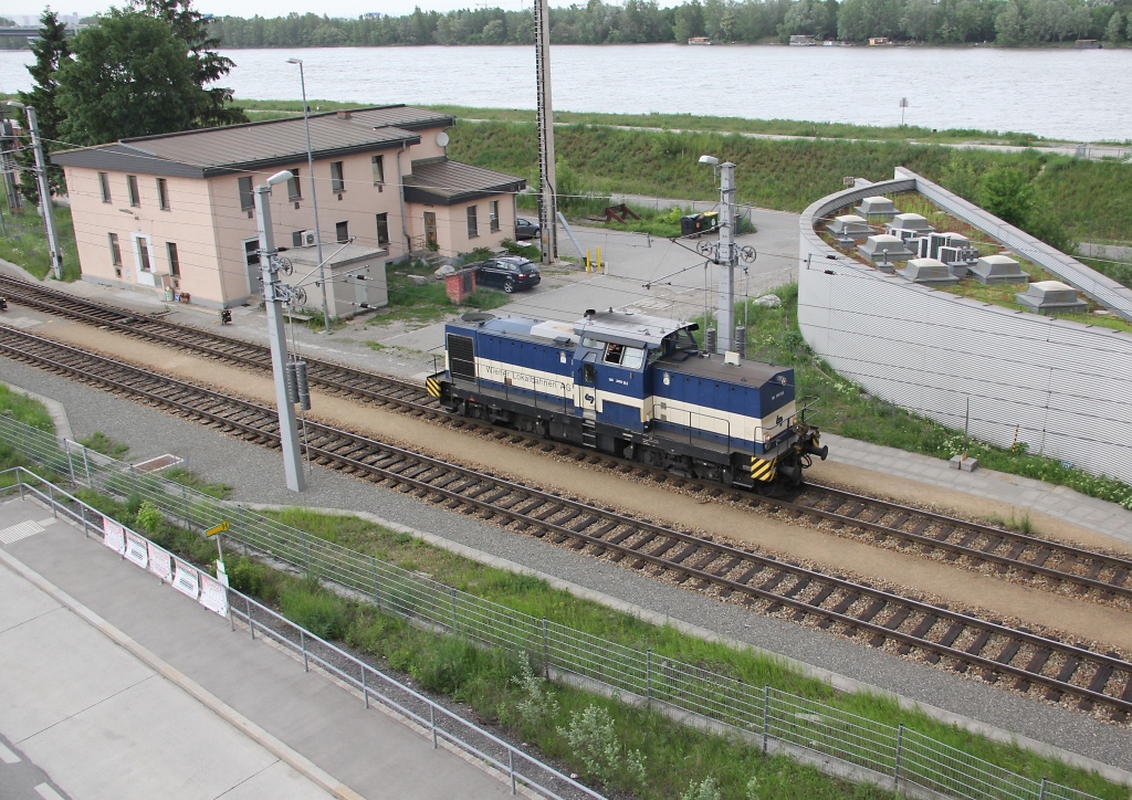 Noch ein Blick herab von der Station Praterkai. Diesmal auf die WLB 9281 20000 90-8 beim umsetzen. Aufgenommen am 17.05.2013.