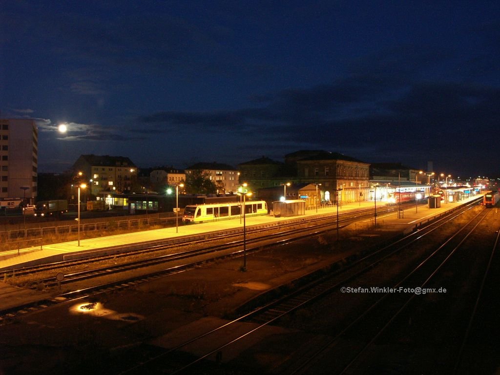 Noch ein Blick vom Luftsteg auf den abendlichen Hofer Hbf. Links der kleine VGB TW, rechts div. DB 612 und 628. Wenn tatschlich bis 2013 hier der Fahrdraht hngen soll, wird sich wieder etliches ndern. Man darf auch gespannt sein, was mit dem Luftsteg passieren wird. Und vielleicht hat man sich bis dahin auch entschlossen, die beiden Lcken im oberfrnkischen Schienennetz nach Tschechien via Asch und nach Thringen via Blankenstein wieder zu schliessen...!