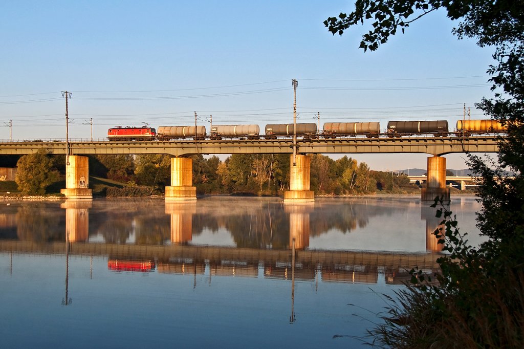 Noch ein Brckenbild: In der Morgenfrhe des 15.10.2011, als sich die zarten Nebelschwaden gelichtet hatten, berquert die BR 1x44 mit einem Kesselwagenganzzug  die Brcke ber das Wiener Entlastungsgerinne, Richtung Wien Simmering.