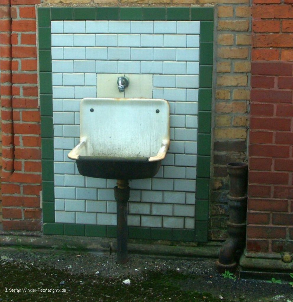 Noch ein Detail am Bahnhof Elze : Am Hausbahnsteig findet sich noch diese Waschgelegenheit mit  Ausguss  aus alter Zeit. Ich vermute mal, dass es zwar nicht die Ursprungsausstattung ist, aber mehr als 1x wurde dieses Teil nicht modernisiert, denke ich. Aber zweckmssig war und ist sowas allemal, wenn auch bei der Art der heutigen  Wartung  der Anlagen entbehrlich....