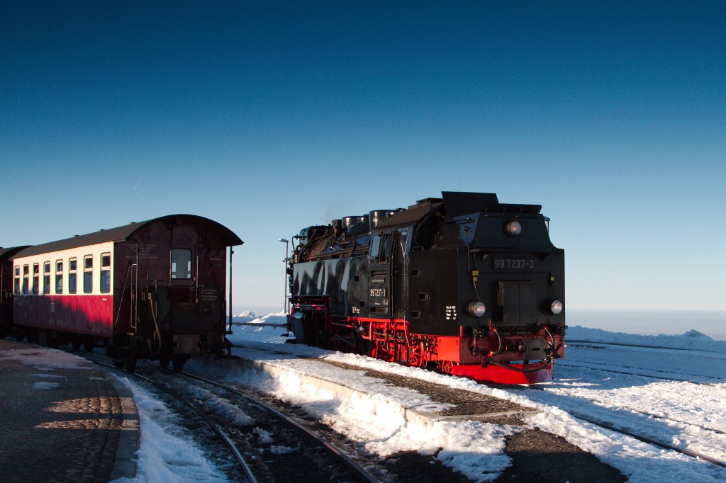 Noch ein Foto vom Brocken; hier umfhrt die 99.7237 gerade den Zug, um in Krze wieder die Talfahrt anzutreten. (04.03.2013)