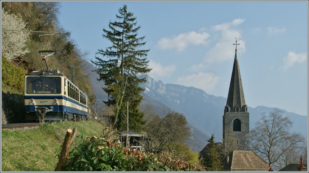 Noch ein Kirchenbild: Hier  Le Temple  von les Planches (Montreux) mit einem 
bergwärts fahrenden Rochers de Naye Zug am 26. März 2012.