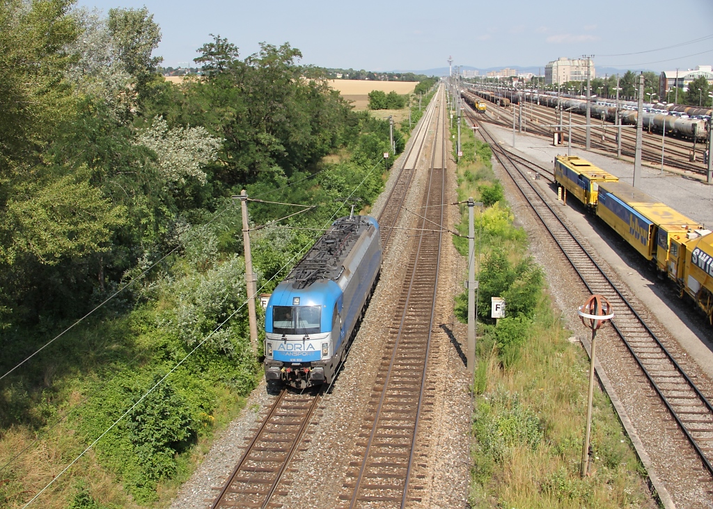 Noch ein kleines, bahnfototechnisches Abschluss-Highlight am vorletzten Tag unseres Wien-Urlaubes war am 07.07.2012 die 1216 922 als Tfzf am Wiener Zvbf.
