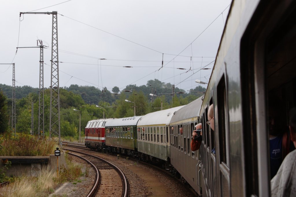 Noch ein kurzer Blick aus einem Zugfenster am 01.09.2012 im Bahnhof D�beln auf die gerade zur Schubunterst�tzung angekuppelte 118 770 der Eisenbahnfreunde Glauchau, dann setzt sich der Zug der Sonderzugveranstaltungen Chemniz (SVC) unter Traktion von Schnellfahrdampflok 18 201 in Richtung Chemnitz und weiter zu den XVii.Dampfloktagen in Meiningen wieder in Bewegung!