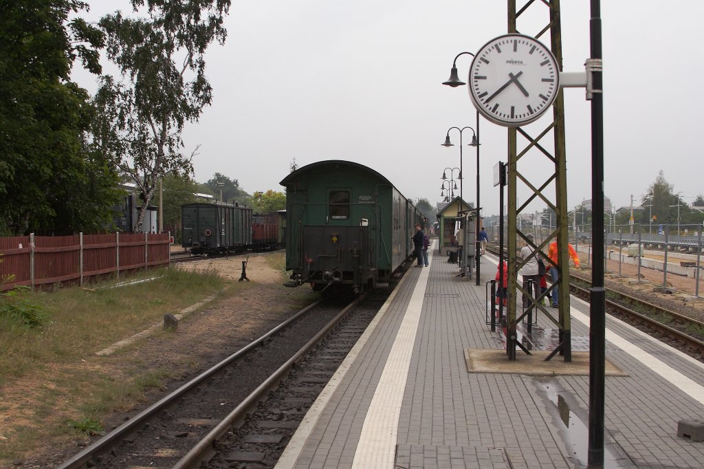 Noch ein letzter Blick am 31.08.2012 auf  meinen  Zug und den neuen Bahnsteig der Lnitzgrundbahn in Radebeul-Ost, dann hie es Abschied nehmen. Zuglok 99 1777 hat bereits den Zug verlassen und befindet sich wieder am Lokschuppen. Bei genauem Hinsehen kann man sie noch hinter dem Wartehuschen  hervorblinzeln  sehen!