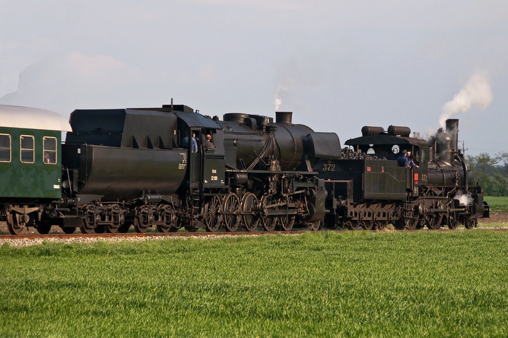 Noch ein Nachschu� von der Saisoner�ffnung des NostalgieExpress Leiser Berge: 52 100 und 17c372 fahren mit dem EZ 7399 Richtung Korneuburg. Die Aufnahme enstand kurz vor Stetten, am 01.05.2011.