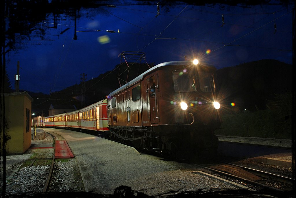 Noch ein Nachtbild von der  Mizzibahn  - Der R 6845 wurde am 5.August 2010 von der 1099 007 bespannt. Die 1099.14, die eigentlich den Zug bespannen htte sollen, hing am R 6815 wegen eines Ausfalles eines 4090ers. Kirchberg a. d. Pielach