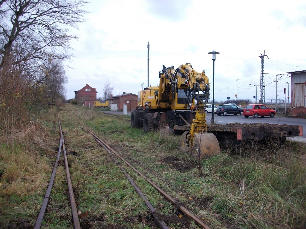 Noch ein paar Gleisreste der ehmaligen Strecke nach Tribsees lagen am 13.November 2010 in Velgast.Auf dem ehmaligen Bahnsteiggleis stand dieser Zweiwegebagger.