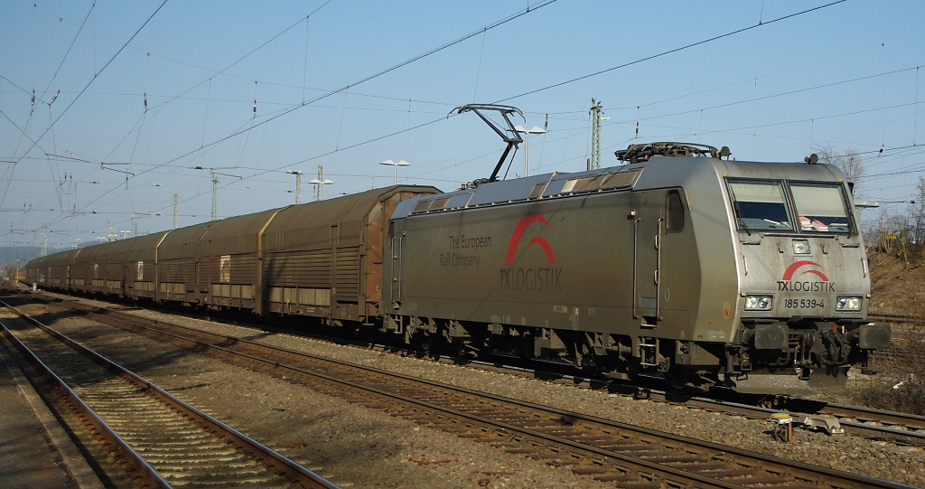 Noch ein paar Monate und die Lok ist von den Wagen nur durch den Panthographen zu unterscheiden :): 185 539-4 mit ARS Autozug in Richtung Sden durch Eichenberg. Aufgenommen am 29.03.2011.