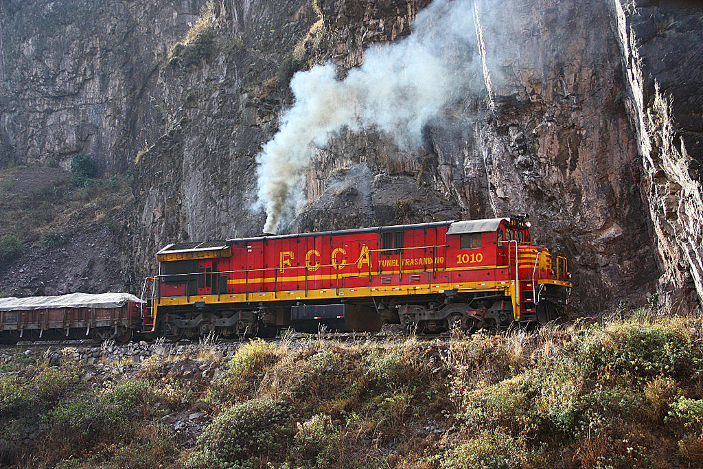 Noch ein rauchender Diesel : FCCA 1010 ( GE C30-7M ) schiebt rckwrts an, um nach Cacray Arriba hinaufzukommen , 11/09/2011