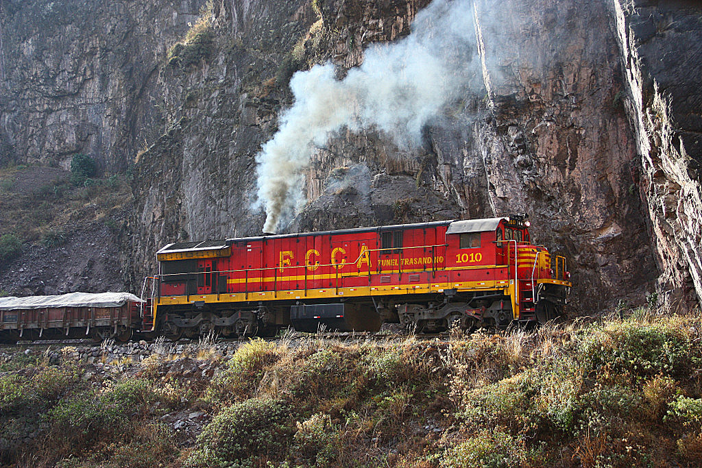 Noch ein rauchender Diesel : FCCA 1010 ( GE C30-7M ) schiebt r�ckw�rts an, um nach Cacray Arriba hinaufzukommen , 11/09/2011