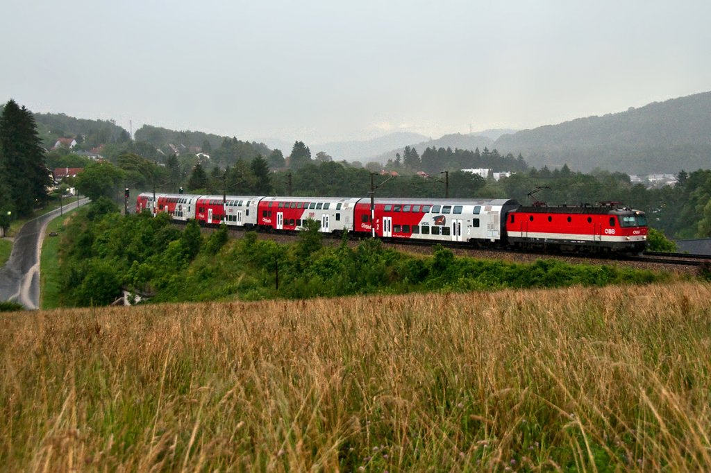 Noch ein Regenfoto der letzten Tage: Es schttet, als REX 9332 kurz vor Drrwien Richtung St. Valentin unterwegs ist. Die Aufnahme entstand am 10.07.2012.