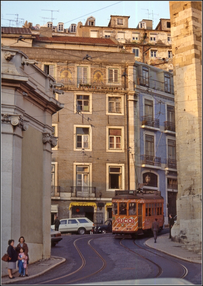 Noch ein Schtzchen aus Lissabon beim Ausmisten gefunden... Linie 28 umfhrt gerade S Cathedral vor auch sonst spektakulrer Kulisse. Dieses Bild kann man auch heute noch machen. Im Mrz 1990.