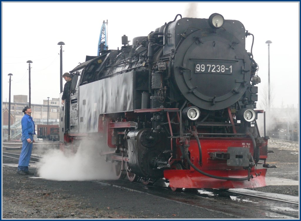 Noch ein Schwatz und dann ist fertig lustig. 99 7238-1 ist bereit fr die lange Fahrt nach Wernigerode. (06.12.2009)