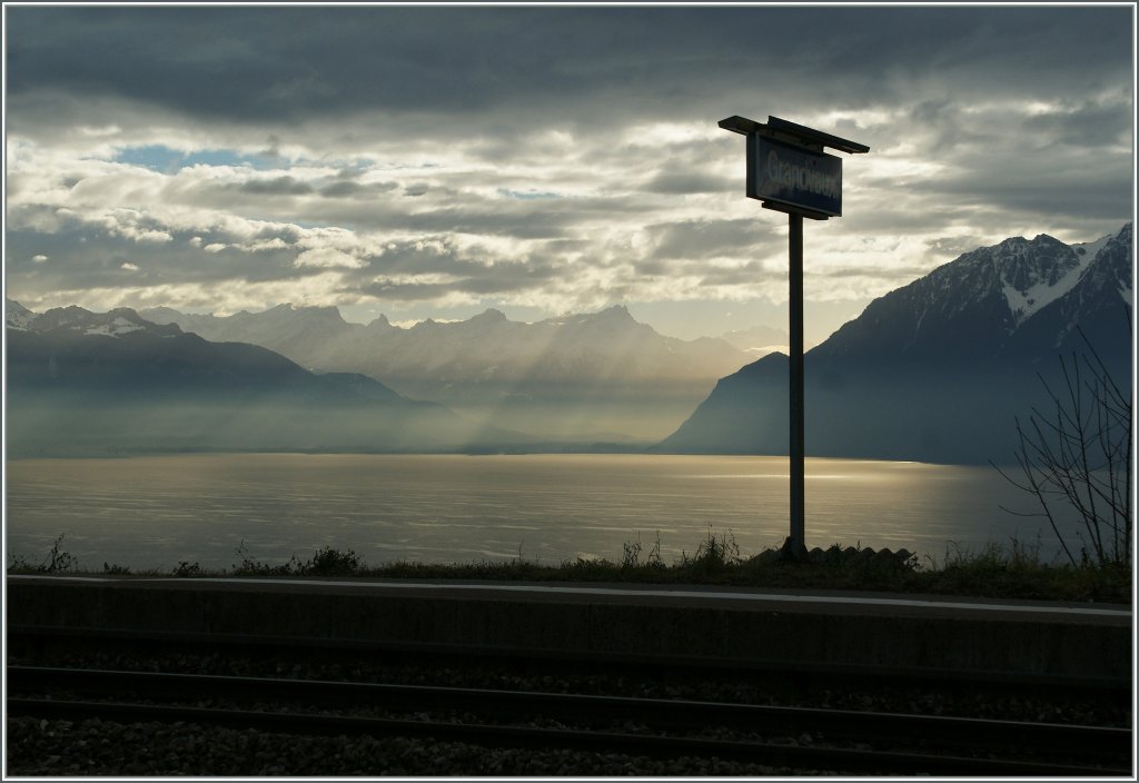 Noch ein Stationsschild, diesmal von Grandvaux, vor der Stimmungvollen Ambiente am Genfersee. 
4. Jan. 2013