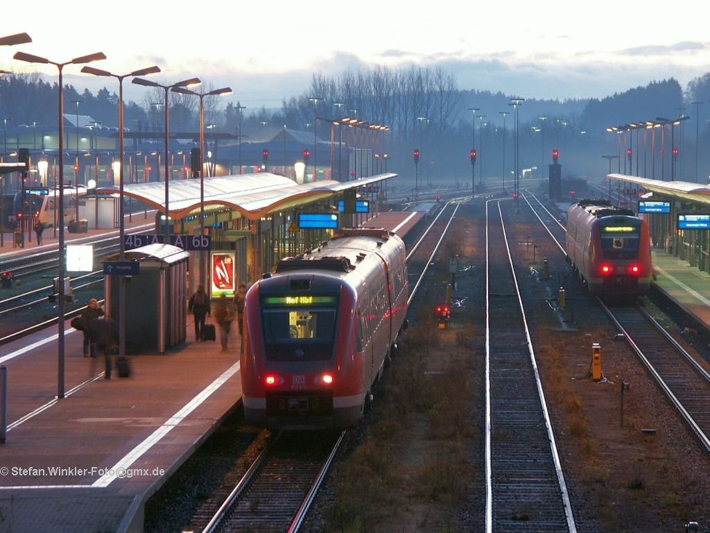 Noch ein stimmungsvolles Bild vom Hofer Hbf am Morgen des 7.12.2009. 612615 ist gerade eingefahren und am Bahnsteig zum stehen gekommen. Weitere Fahrzeuge sind zu sehen und am Horizont wird bald die Sonne erscheinen...