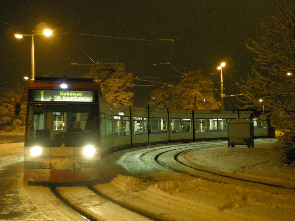 Noch ein Winterbild aus Mannheim. Wagen 1042 (fr�her RHB) wartet am 20.12.2010 an der Endhaltestelle Rheinau auf die Abfahrt um 19:02 Uhr, fotografiert um 19:00 Uhr. 