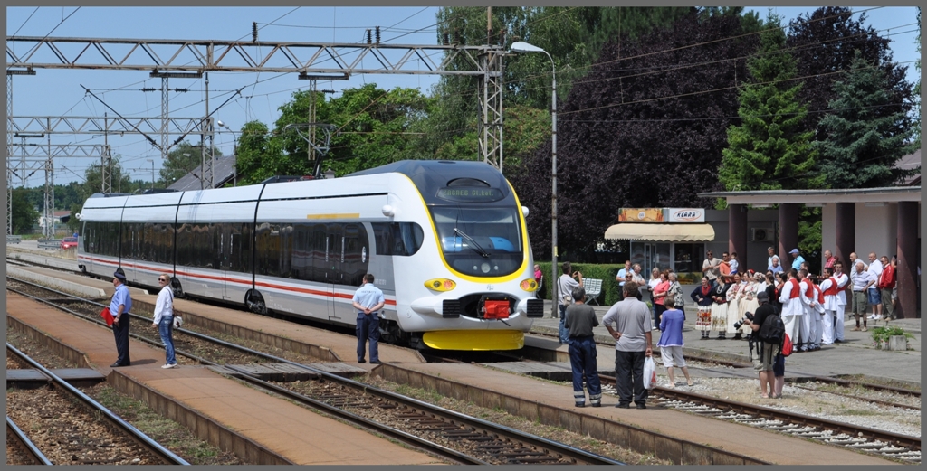Noch ein Zufall, denn mein Schnellzug nach Belgrad berholt den 6112 001-0 auf einer Zwischenstation, wo mit Musik und Trachtengruppe der neue Zug gefeiert wurde. (03.07.2011)