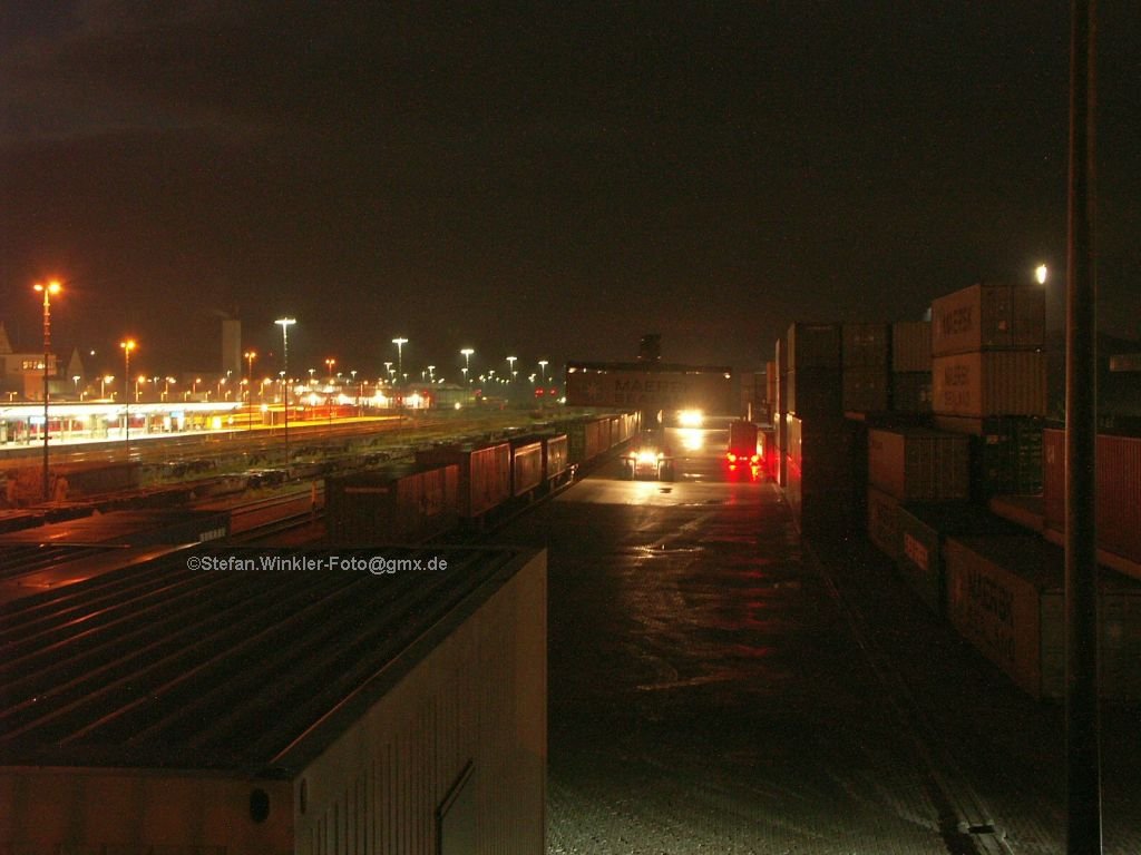 Noch eines von der Nachtarbeit im CTH dem Containerterminal Hof. Wenn das geplante GVZ kommt, wie gestern zufllig von 4 anwesenden Krawattentrgern zu hren war auf dem Luftsteg, dann wird sich das Umfeld hier nochmals gewaltig ndern...... Foto vom Abend des 3.11.2009