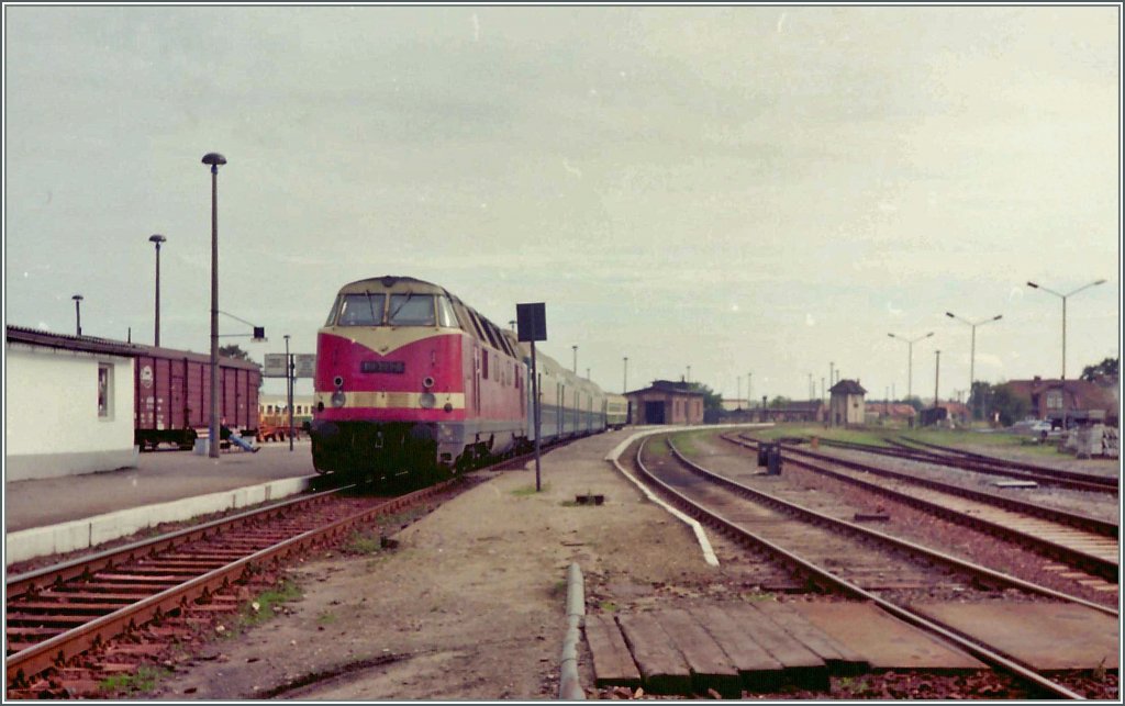 Noch einmal ein Bild vom damals recht weitl�ufigen Bahnhof Bad Doberan: Auf Bahnsteig 1 steht die 118 793-6 mit ihrem Personenzug 15129 von Rostock nach Wismar.
Das Bild wurde, soweit ich meiner Erinnerungen trauen kann, vom Zwischenbahnsteig aus gemacht.
30. September 1990/gescanntes Negativ
 