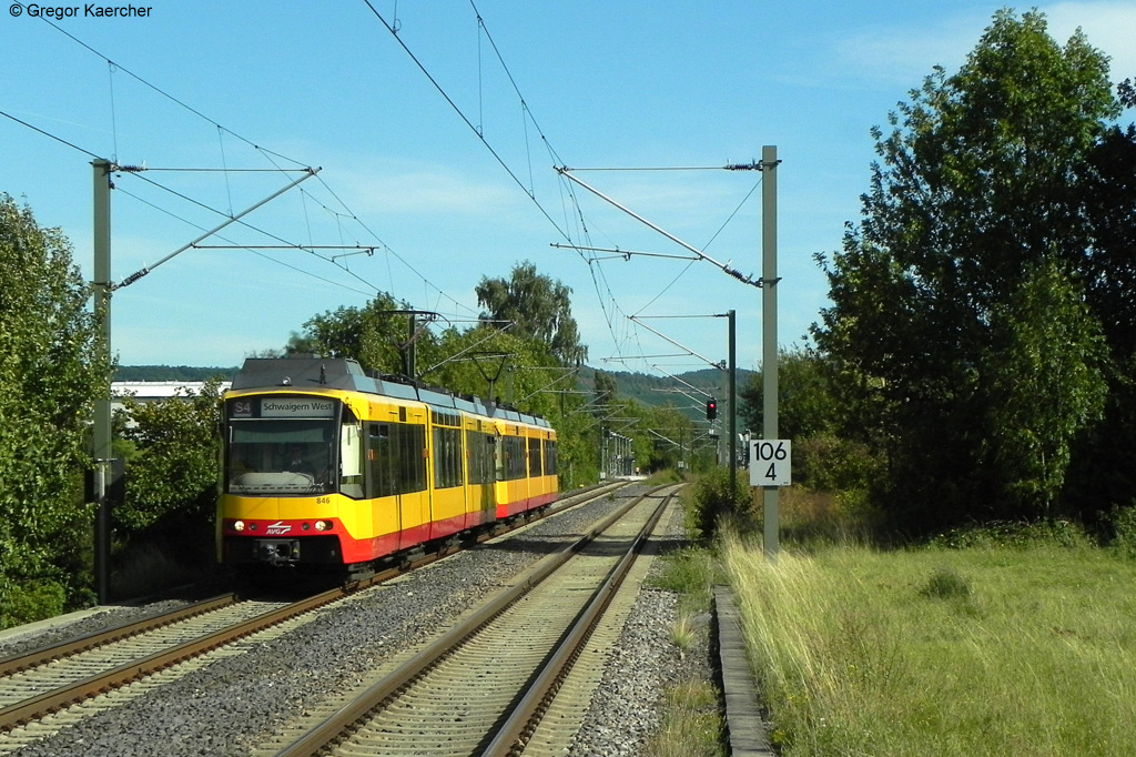 Noch einmal kam mir das Duo aus Triebwagen 846 und 866 entgegen. Aufgenommen am 06.09.2011 vom Bahnsteigende am Hp Slzbach Schule. Im Hintergrund ist noch der Haltepunkt Willsbach zu erkennen. Nette Gre auch an den TF.