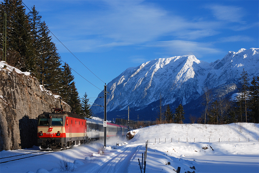 Noch einmal kurz im Archiv gewhlt: 1044 092 am 01.02.2010 mit REX 3427 auf dem Weg von Stainach-Irdning nach Attnang-Puchheim. Aufgenommen vor der Nordseite des Grimmings nahe Bad Mitterndorf.