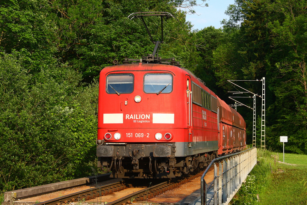 Noch einmal die Rohrdorfer Bahn - 151 069 schiebt die Maximallast von 8 beladenen 4-achsern zum Zementwerk hinauf - 30.05.2012