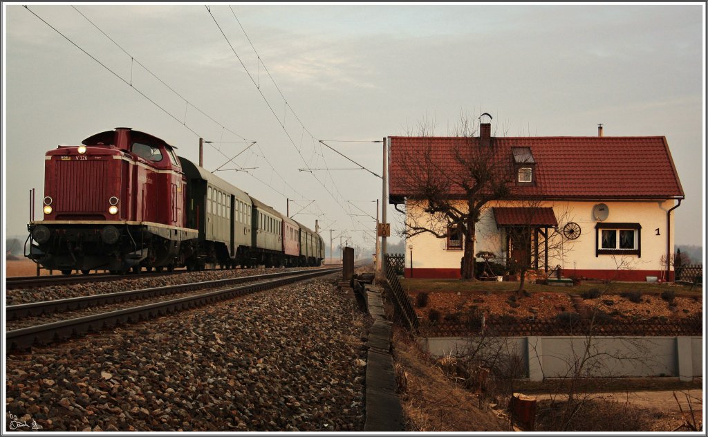 Noch einmal die V100 der BOB. V126 mit einem Sonderzug (Nrnberg-Mhldorf) zum Hausruck Dampflokfestival. (03.03.2011, Kfering)