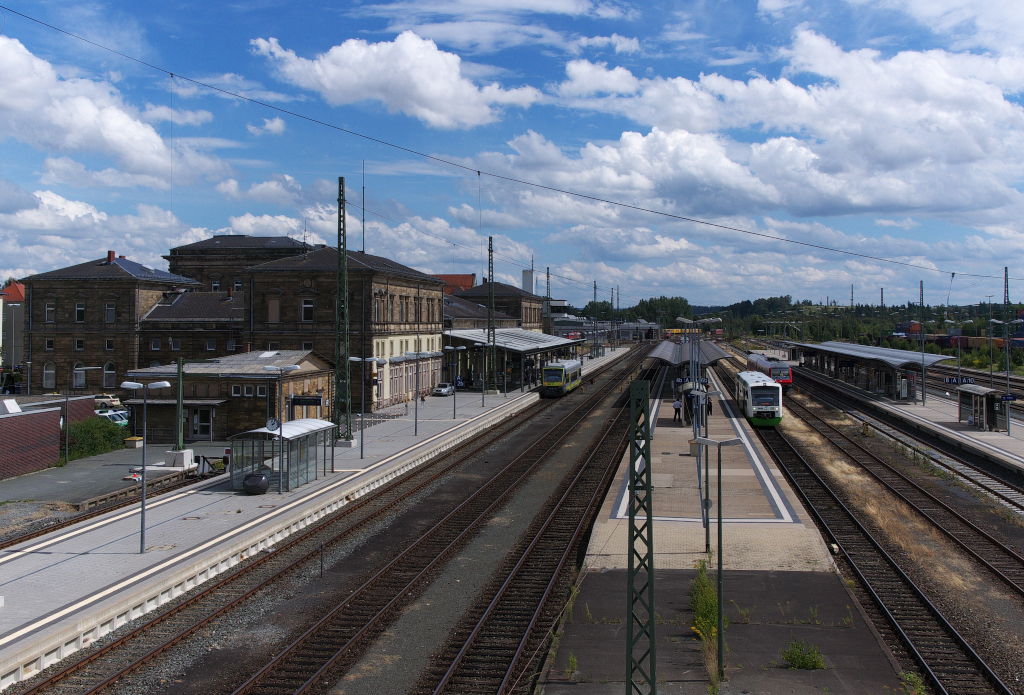 Noch ist es ruhig an diesem 05.08.2012 im Hauptbahnhof Hof. Aber zwanzig Minuten spter setzt reger Betrieb ein und die Bahnsteige sind voll. Blick von der neuen Fugngerbrcke (Luftsteg).