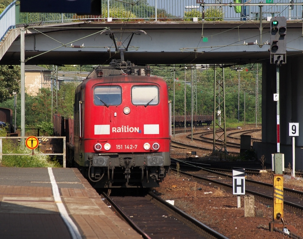 Noch fahren die 151er.......

aber sie werden auch im Saarland immer seltener.

151 142-7 bringt einen Zug mit leeren Rungenwagen nach Neunkirchen - Saar.

23 August 2011 KBS 683