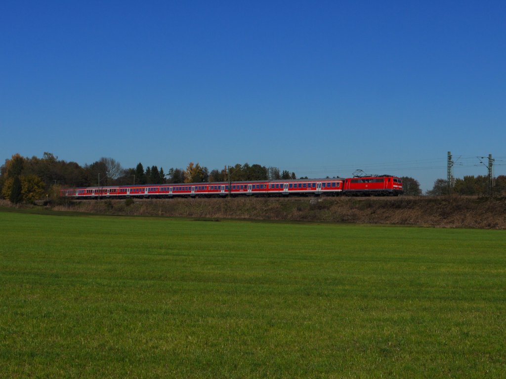 Noch fahren die Loks der BR 111 auf der KBS 950/951, im Dezember 2013 ist aber bekanntlich damit schluss, deshalb ging es mal wieder an die Strecke um weitere Bilder von ihnen zu machen.
Zu sehen ist DB 111 046 unterhalb von Rann bei Grokarolinenfeld mit RE 79017 (Mnchen Hbf - Salzburg Hbf) am 31.10.12