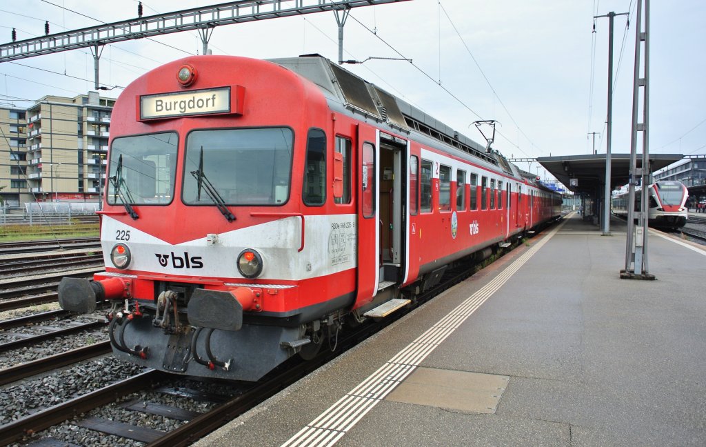 Noch fahren die RBDe 566 I Pendel. RBDe 566 225-9 als R 5926 Solothurn-Burgdorf in Solothurn, 08.08.2013.