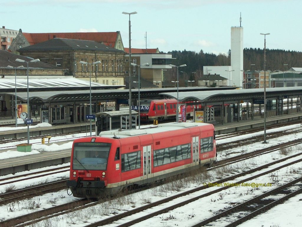 Noch ist dieser Fahrzeugtyp in Hof ein Exot und nur bei der berfhrung nach/von Berlin, Fa. Stadler, hier anzutreffen. Ab 2011 fhrt dann Agilis mit diesem Fzg in grauem Lack hier rum. 650 021, Hof Hbf, Mrz 2010.