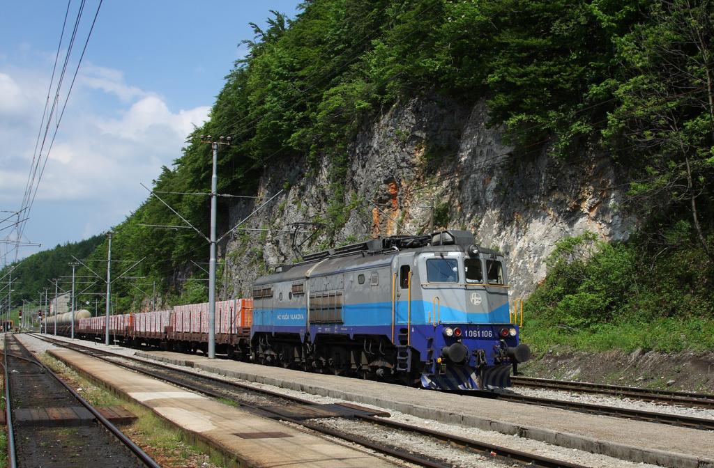 Noch ganz in altem  italienischem  Design prsentiert sich die Gelenklok
Hz 1061.106. Am 25.5.2011 erreicht sie gerade auf ihrem Weg nach Rijeka
mit einem Gterzug den Bergbahnhof Lokve.