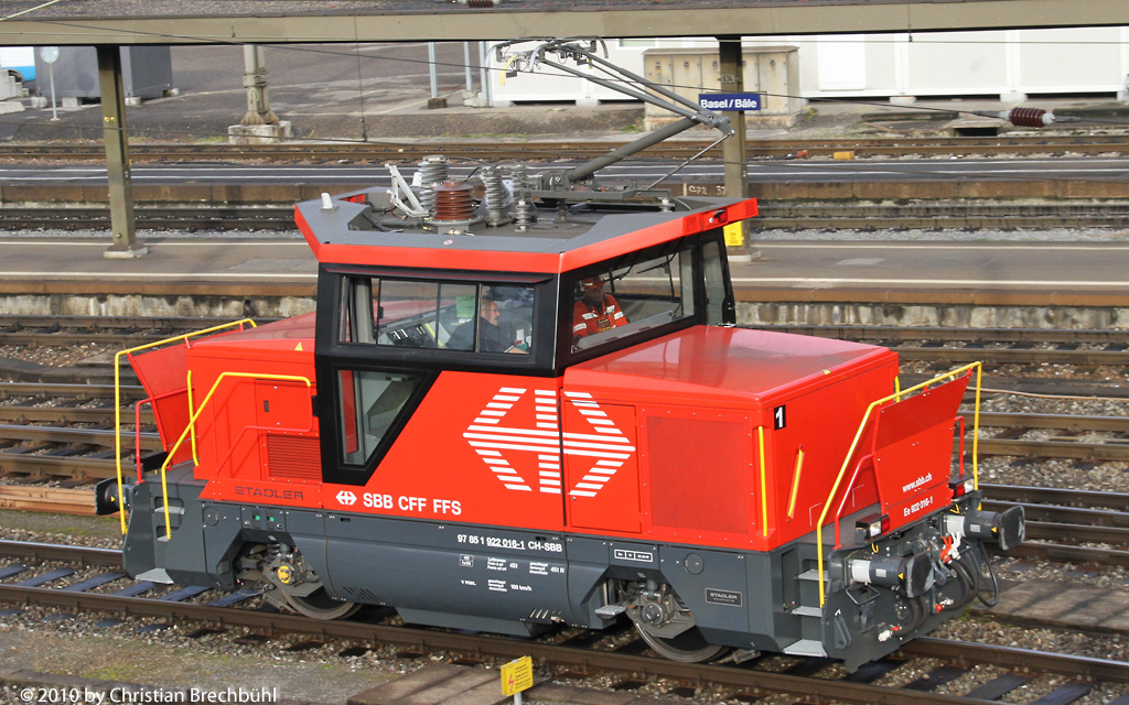 Noch ganz neu die SBB Ee 922 016-1 von Stadler hier im Verschiebedienst im Bhf Basel am 20.11.2010.