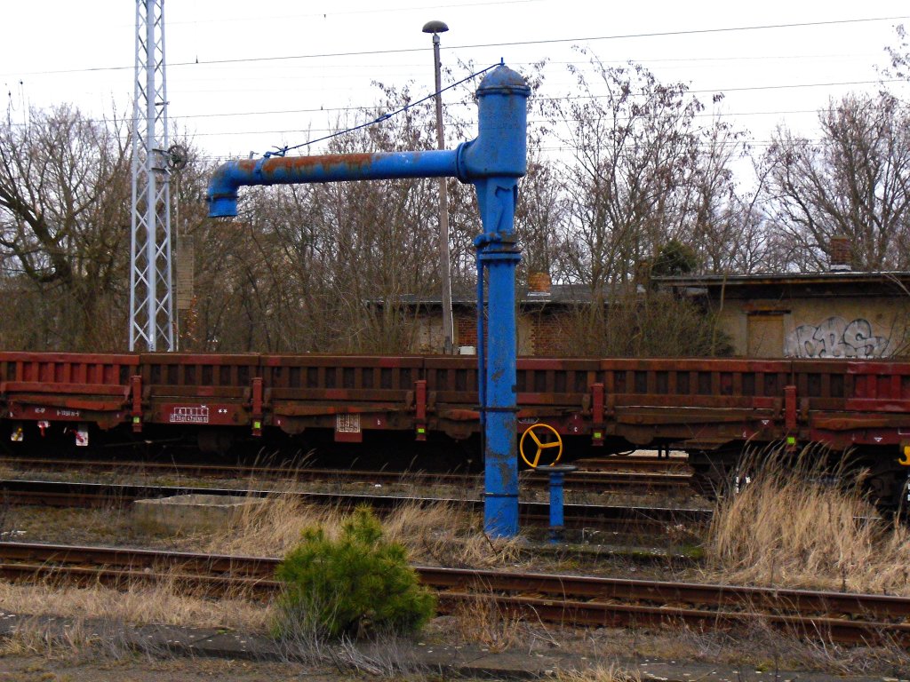 Noch gibt es sie, zwei Wasserkrne im Nordbereich des Bhf Oranienburg, am 13.03.2010. Der Zweite ist leider nicht mehr in so gutem Zustand.