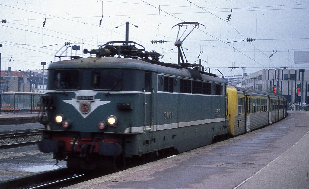 Noch eine grne BB16 bei der Einfahrt nach Metz im September 1989. BB16799 mit einem Regionalzug aus Forbach. Nikon F301 - Scan vom Dia. 
