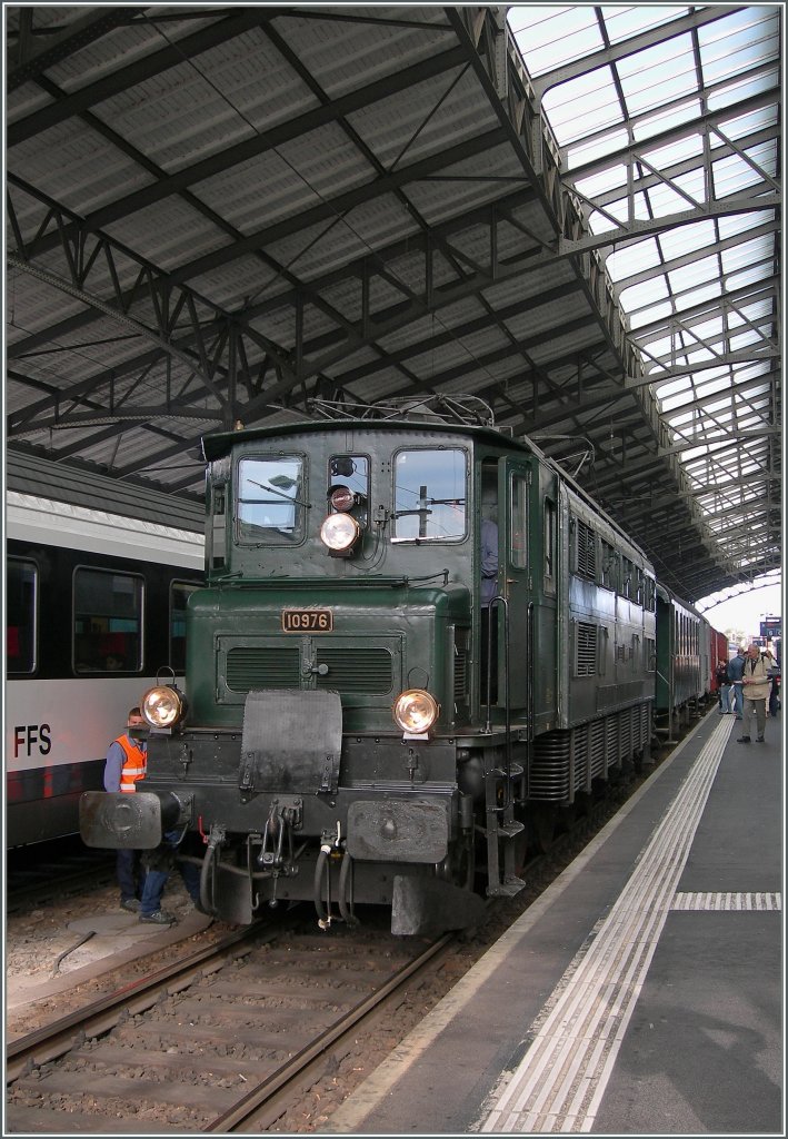 Noch eine grne Lok: die Ae 4/7 10976 auf Sonderfahrt in Lausanne.
9. Juni 2013