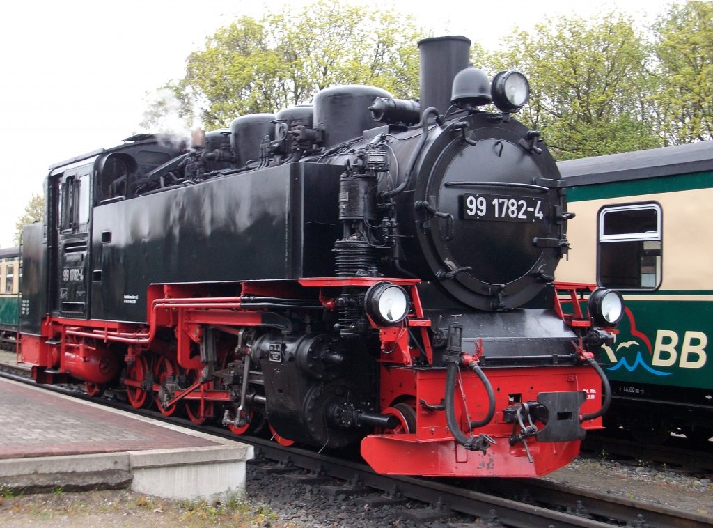 Noch hatte 99 1782 eine halbe Stunde Zeit bis zur Abfahrt,so g�nnte sich das Zugpersonal beim Zugleiter in Putbus eine wohlverdiente Kaffeepause.