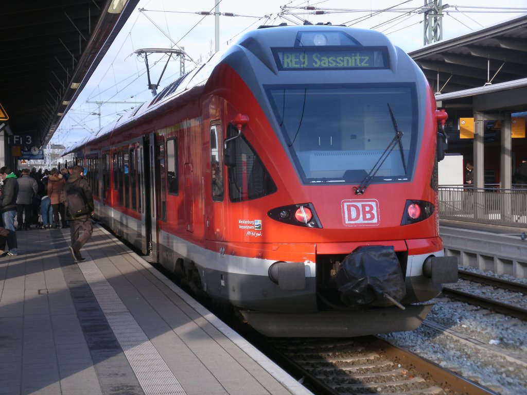 Noch hatte der Lokfhrer im 429 029,am 17.Dezember 2011,in Rostock nicht die Richtung gewechselt,um wieder zurck nach Sassnitz zurck zufahren.